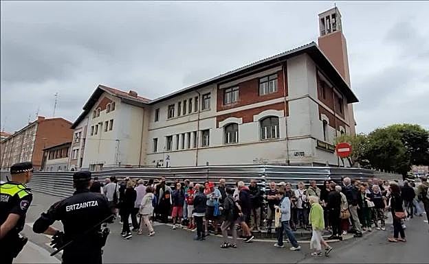 Vecinos protestan contra el derribo del antiguo gaztetxe y Nagusien Etxea de Romo. 